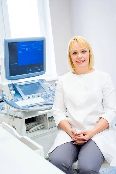 Médico en una clínica — Foto de Stock