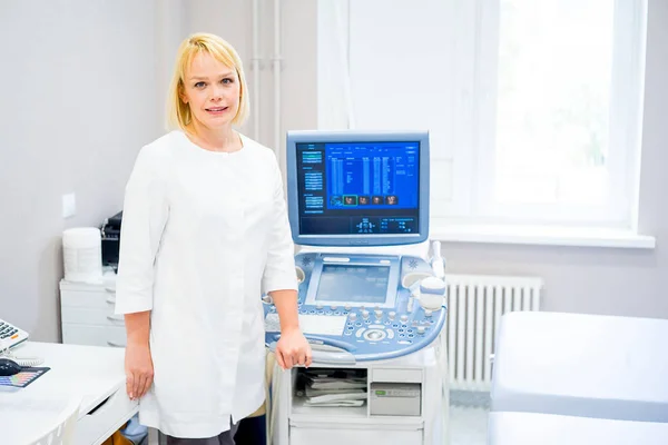 Médico en una clínica — Foto de Stock