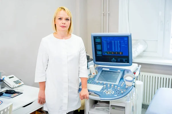 Médico en una clínica — Foto de Stock