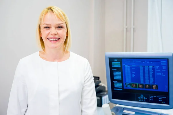 Médico en una clínica — Foto de Stock