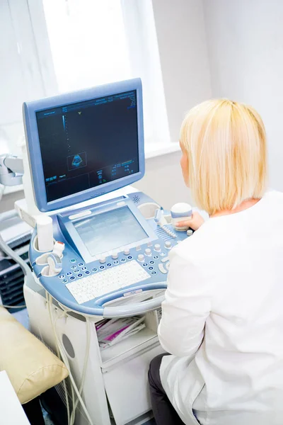 Médico en una clínica — Foto de Stock