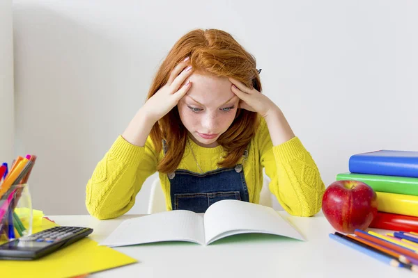 Chica está estudiando — Foto de Stock