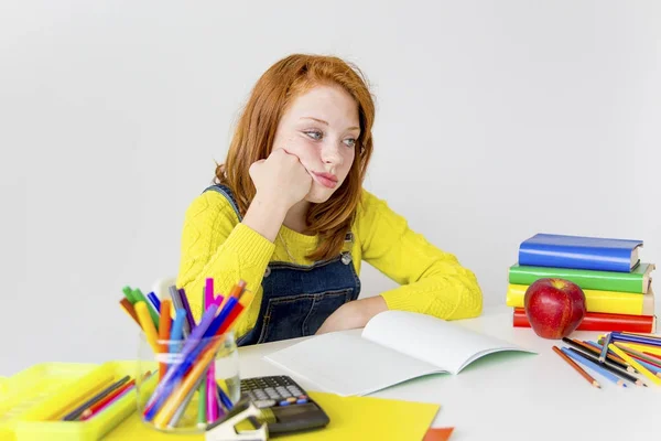 Chica está estudiando — Foto de Stock