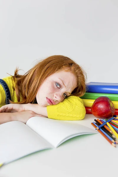 Chica está estudiando — Foto de Stock