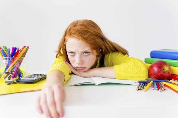 Chica está estudiando — Foto de Stock