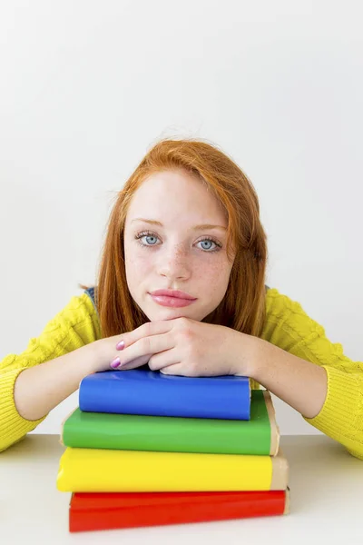 Chica está estudiando — Foto de Stock