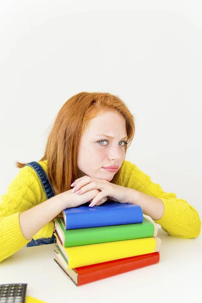 Chica está estudiando — Foto de Stock