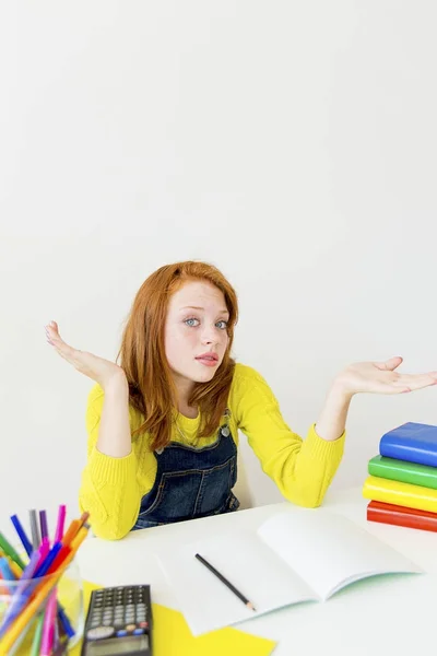 Menina está estudando — Fotografia de Stock