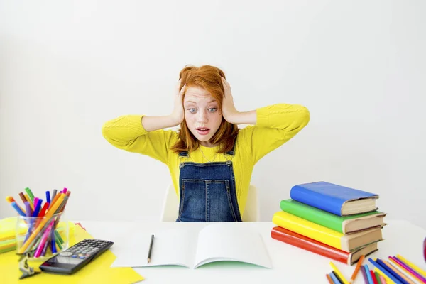 Chica está estudiando — Foto de Stock