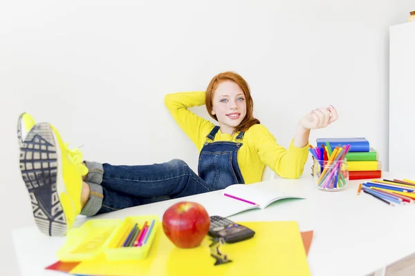 Chica está estudiando — Foto de Stock