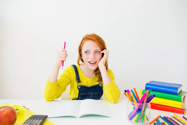 Chica está estudiando — Foto de Stock