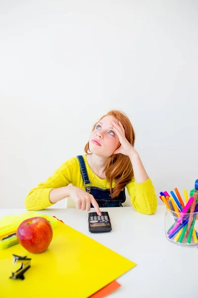 Menina está estudando — Fotografia de Stock