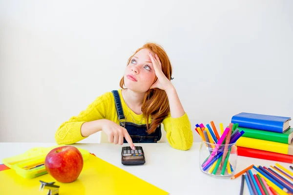 Chica está estudiando — Foto de Stock