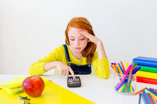 Chica está estudiando — Foto de Stock