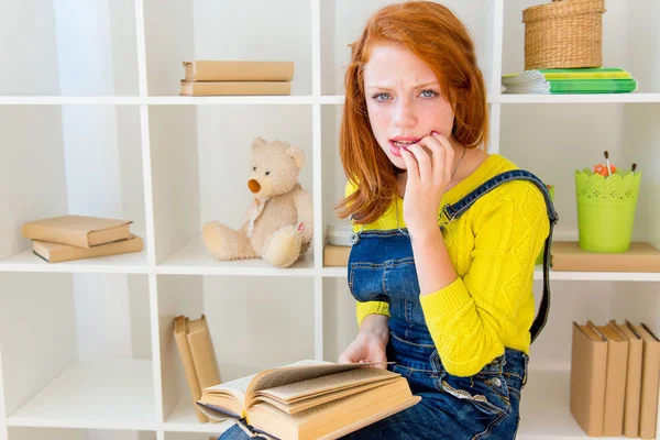 Chica está estudiando — Foto de Stock