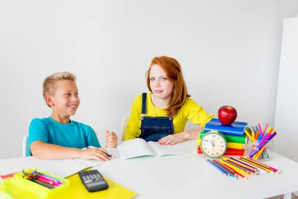 Menino está estudando — Fotografia de Stock