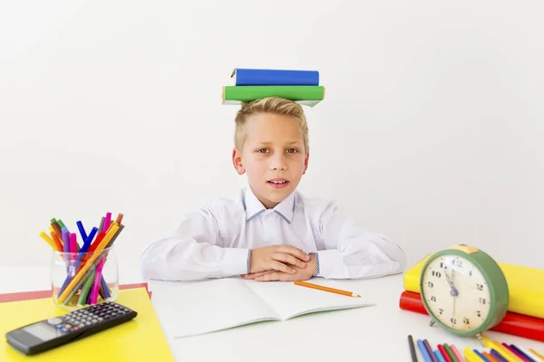 Boy está estudiando — Foto de Stock