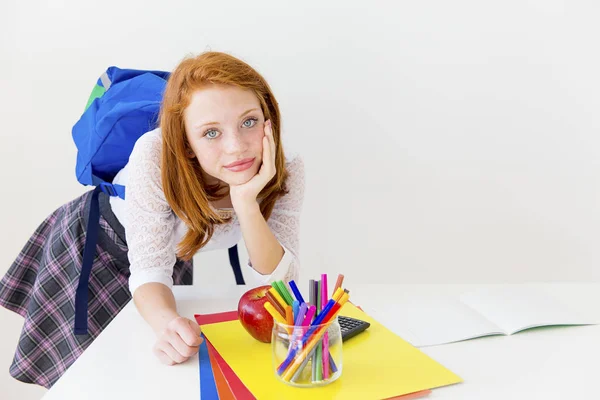 Chica está estudiando — Foto de Stock