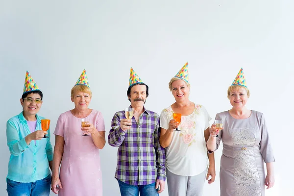 Anziani a una festa di compleanno — Foto Stock