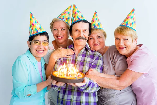 Anziani a una festa di compleanno — Foto Stock