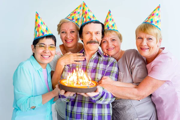 Anziani a una festa di compleanno — Foto Stock