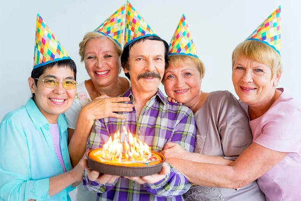 Anziani a una festa di compleanno — Foto Stock