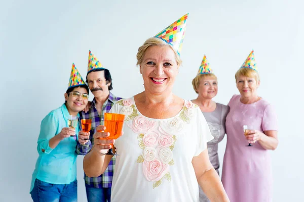 Anziani a una festa di compleanno — Foto Stock