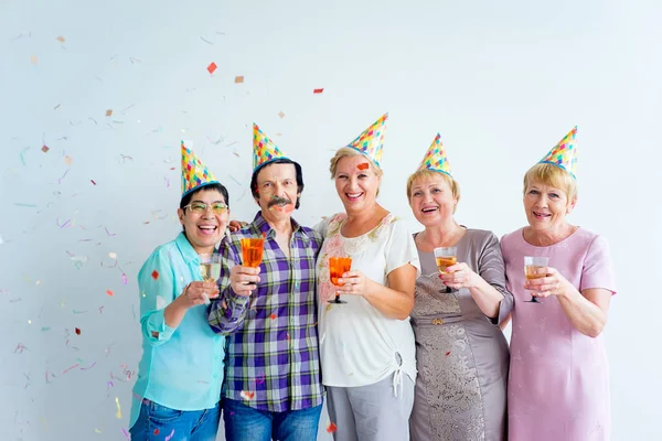 Mayores en una fiesta de cumpleaños — Foto de Stock