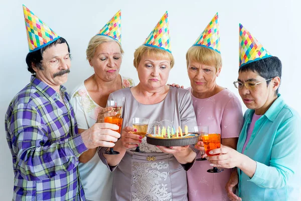 Anziani a una festa di compleanno — Foto Stock