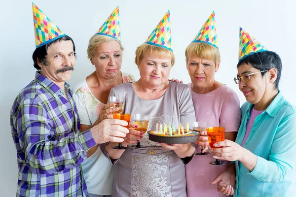 Anziani a una festa di compleanno — Foto Stock