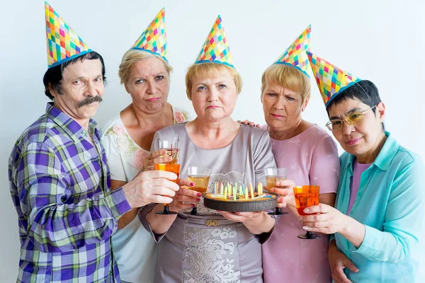 Seniorer på en födelsedagsfest — Stockfoto