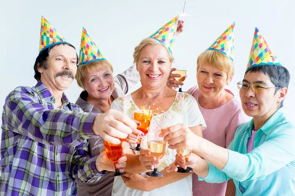 Seniorer på en födelsedagsfest — Stockfoto