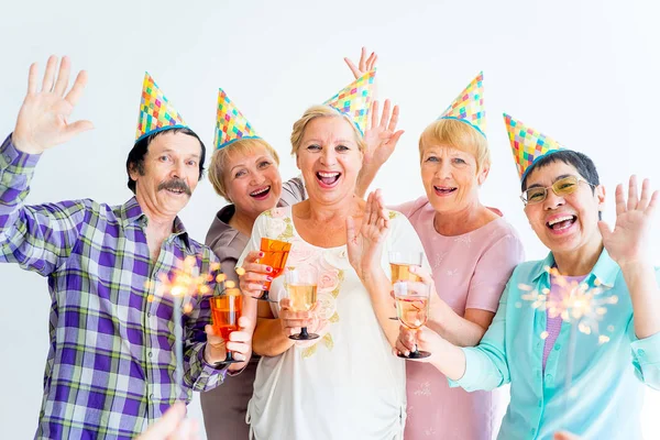 Idosos em uma festa de aniversário — Fotografia de Stock