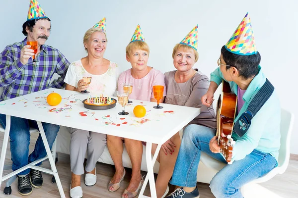 Mayores en una fiesta de cumpleaños — Foto de Stock