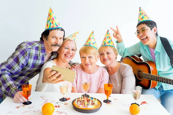 Seniorzy na imprezę urodzinową — Zdjęcie stockowe