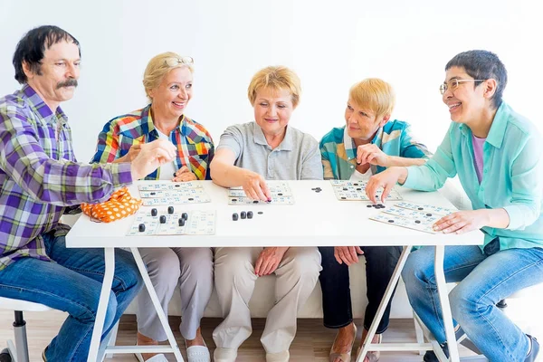 Senioren spielen Bingo — Stockfoto