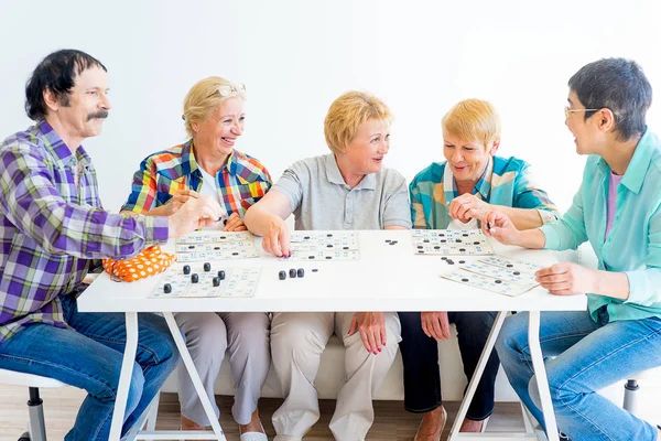 Senioren spielen Bingo — Stockfoto