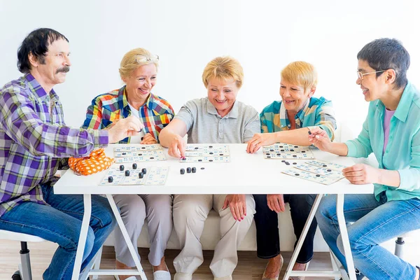 Senioren spielen Bingo — Stockfoto