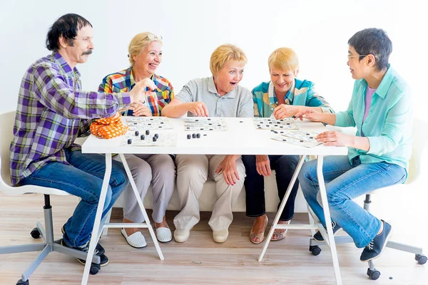 Senioren spielen Bingo — Stockfoto