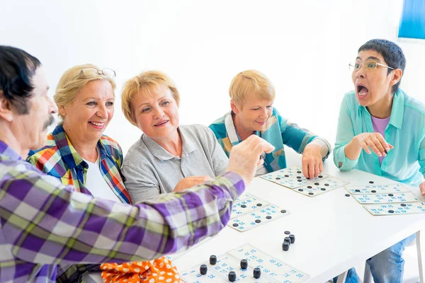 Senioren spielen Bingo — Stockfoto