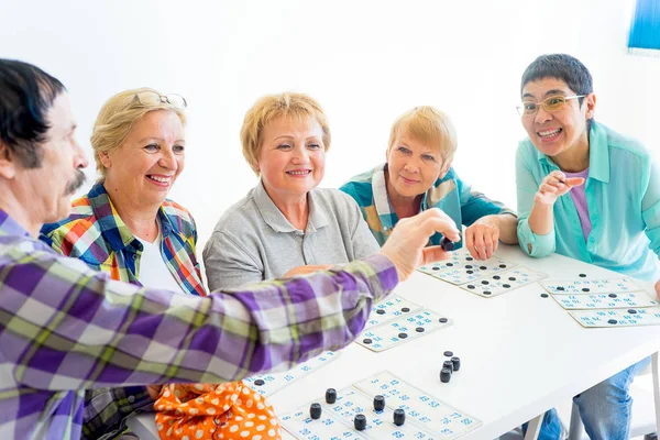 Senioren spielen Bingo — Stockfoto