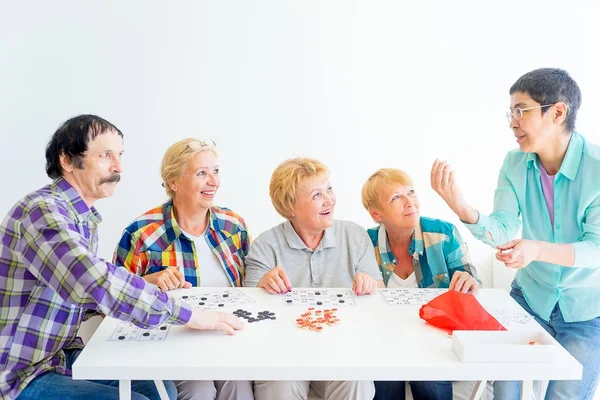Idősebb ember játszik társasjátékok — Stock Fotó