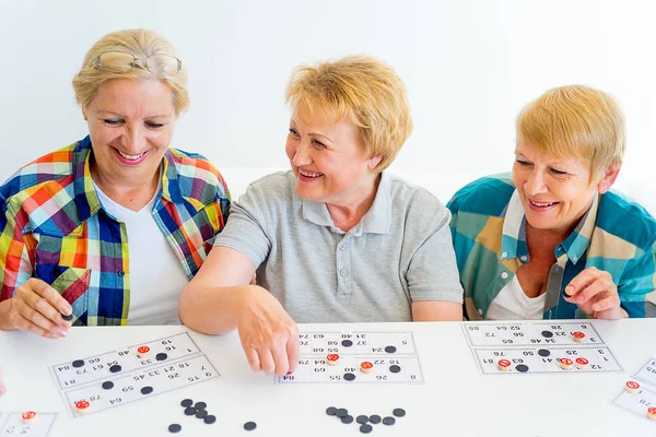 Personas mayores jugando juegos de mesa — Foto de Stock