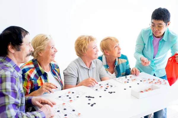 Pessoas idosas jogando jogos de tabuleiro — Fotografia de Stock