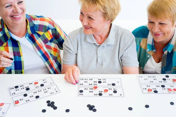 Idősebb ember játszik társasjátékok — Stock Fotó