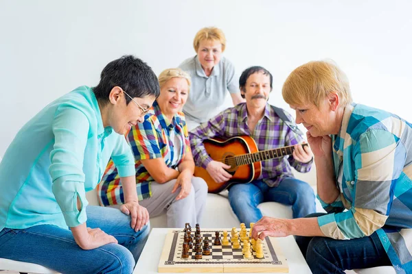 Pessoas idosas jogando jogos de tabuleiro — Fotografia de Stock