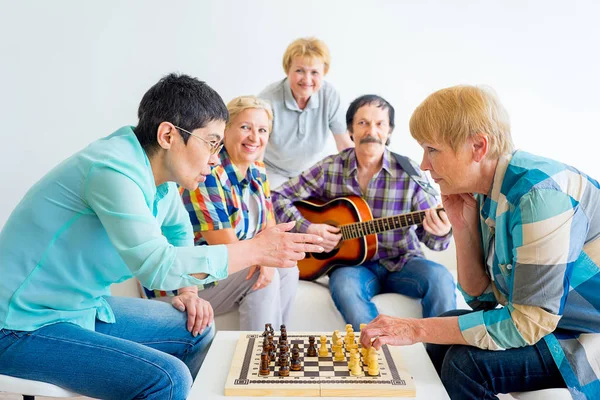 Oameni în vârstă care joacă jocuri de masă — Fotografie, imagine de stoc