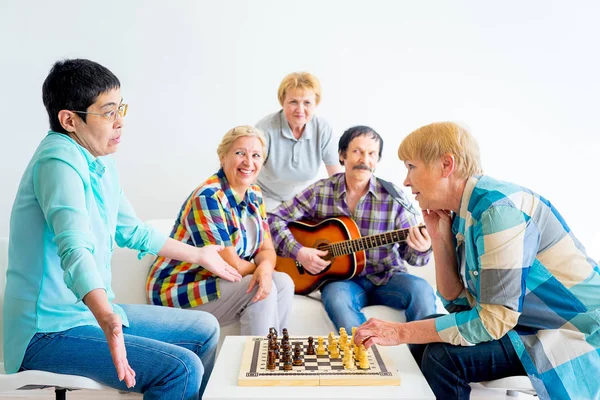 Pessoas idosas jogando jogos de tabuleiro — Fotografia de Stock