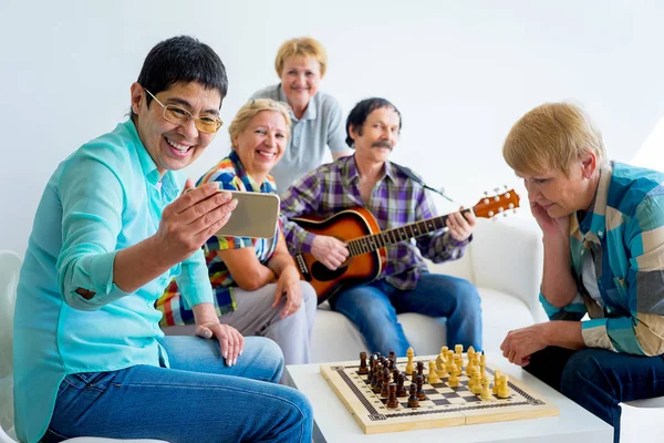 Senioren spielen Brettspiele — Stockfoto