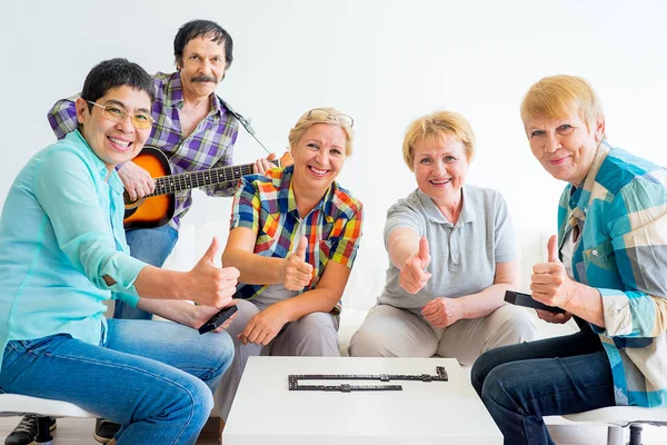 Senioren spielen Brettspiele — Stockfoto